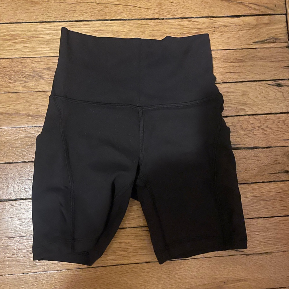 Lululemon Wunder train shorts with pockets